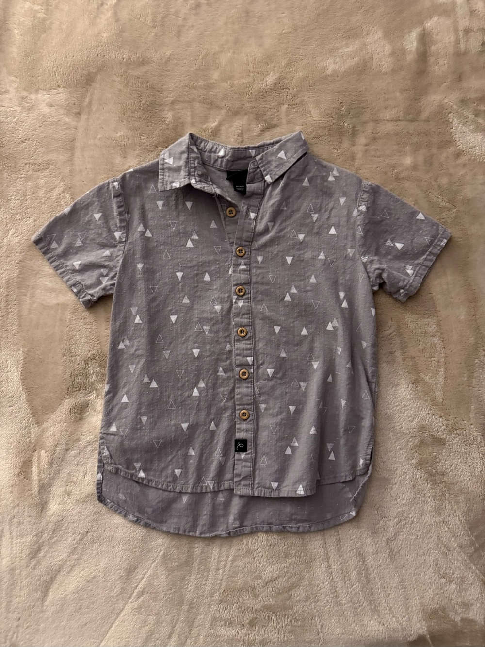 Kids Short-Sleeve Button-Up Shirt in Light Gray with Triangle Print